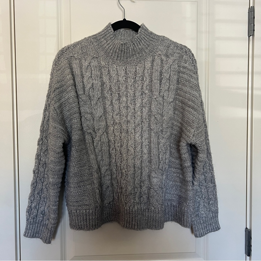 Cozy Gray Cropped Cable Knit Sweater Medium - Picture 1 of 6